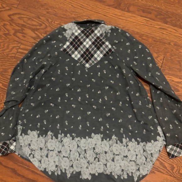 Free people size medium women’s button up collar short grey with floral - Picture 5 of 7
